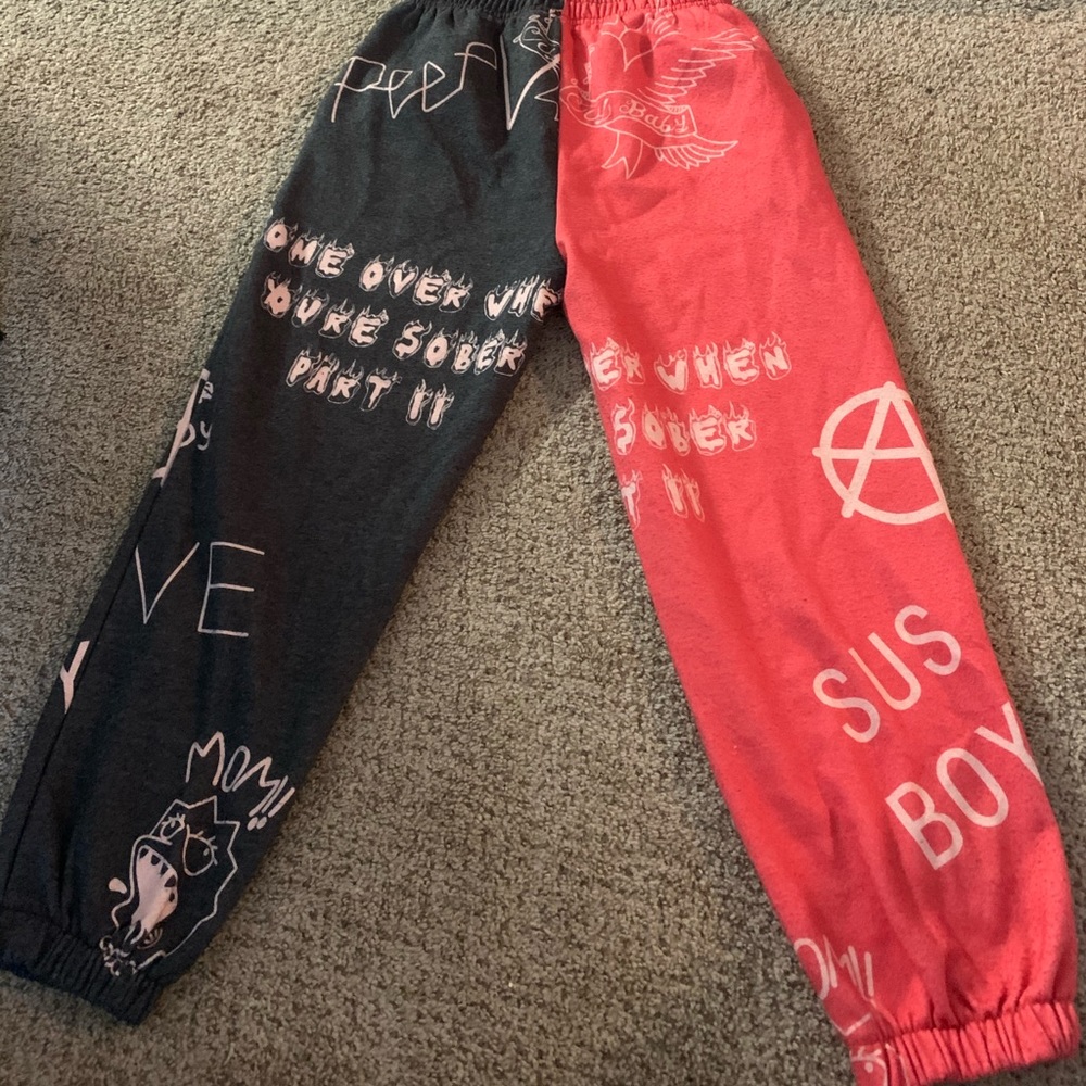 Split sweatpants with graphics